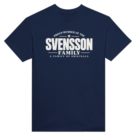 Marinblå t-shirt med texten Svensson – A Family of Originals