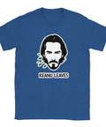 Blå melerad t-shirt med humoristiskt porträtt där löv faller från ansiktet