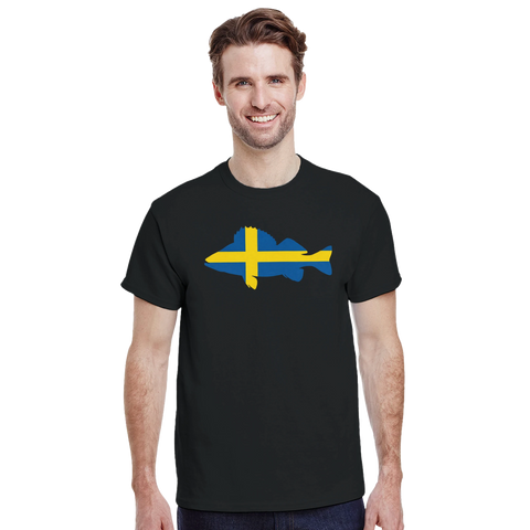 Sverigeborren, en abborre i svenska flaggans färger, på svart t-shirt.