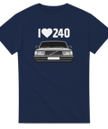 Grafisk illustration av Volvo 240 front på en marinblå t-shirt