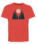 Minimalistiskt skogsmotiv med måne på rödbrun ekologisk t-shirt.