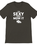 I'm sexy and I mow it"-tryck med gräsklippare på mörkgrå t-shirt.