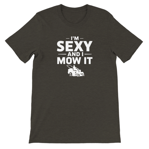 I'm sexy and I mow it"-tryck med gräsklippare på mörkgrå t-shirt.