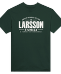 Mörkgrön t-shirt med texten Larsson – A Family of Originals