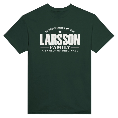 Mörkgrön t-shirt med texten Larsson – A Family of Originals