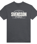 Mörkgrå t-shirt med texten Svensson – A Family of Originals