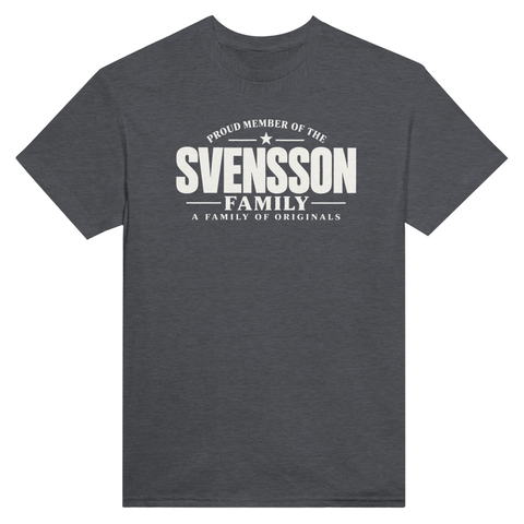 Mörkgrå t-shirt med texten Svensson – A Family of Originals