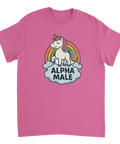 Tecknad enhörning med regnbåge och text "ALPHA MALE" på moln, tryckt på rosa t-shirt.