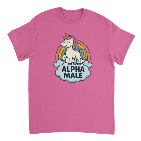 Tecknad enhörning med regnbåge och text "ALPHA MALE" på moln, tryckt på rosa t-shirt.