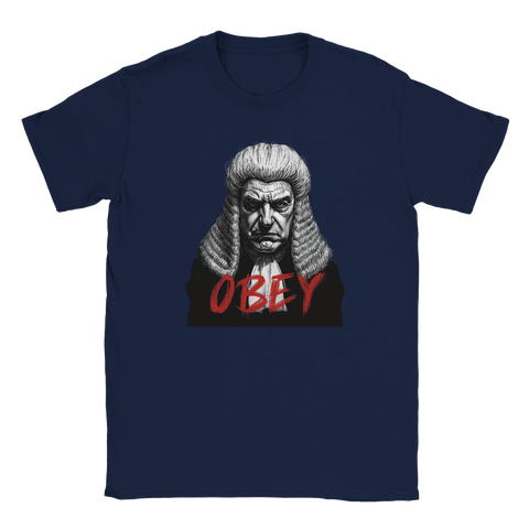 Marinblå t-shirt med grafiskt motiv av en domare och texten Obey