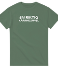 EN RIKTIG KÄRRINGJÄVEL" texttryck i vitt på militärgrön t-shirt.