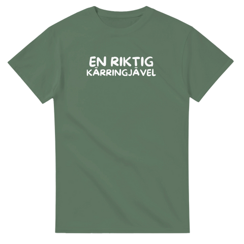 EN RIKTIG KÄRRINGJÄVEL" texttryck i vitt på militärgrön t-shirt.