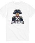 Napoleon-tryck med text "LITEN MEN JOBBIG" på vit t-shirt.