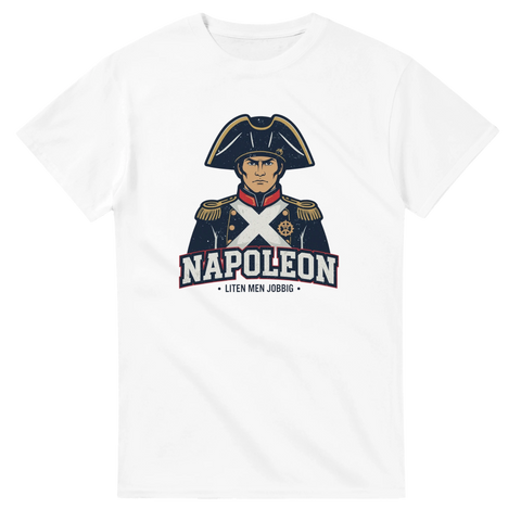 Napoleon-tryck med text "LITEN MEN JOBBIG" på vit t-shirt.