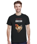Charles-Ingvar Hönsson t-shirt med detaljerad bild av en tupp med basker och text.
