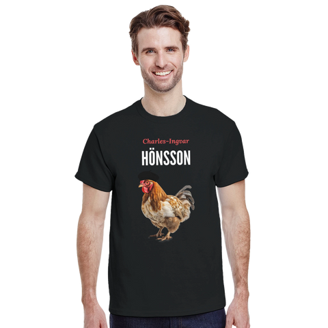Charles-Ingvar Hönsson t-shirt med detaljerad bild av en tupp med basker och text.