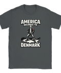 Grafiskt motiv med politisk satir och dansk flagga på grå t-shirt