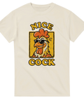 Humoristisk ordvits med en kaxig tupp-karaktär på en cremevit t-shirt