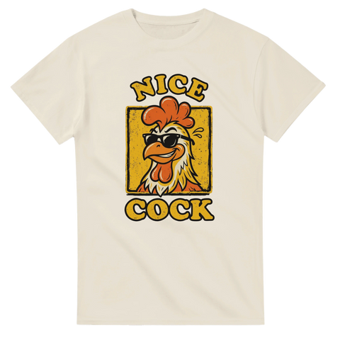 Humoristisk ordvits med en kaxig tupp-karaktär på en cremevit t-shirt