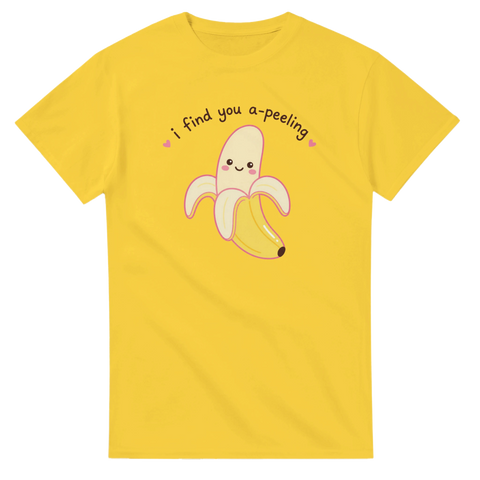 Lekfullt tryck med en glad banan och texten I find you a-peeling – gul t-shirt