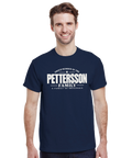 Modell i marinblå t-shirt med texten Pettersson – A Family of Originals