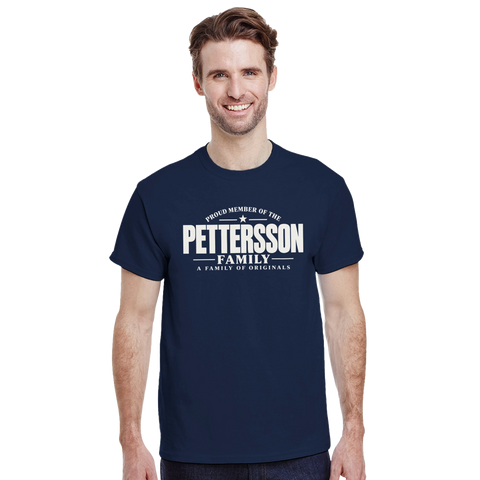 Modell i marinblå t-shirt med texten Pettersson – A Family of Originals