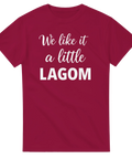 Klassisk röd t-shirt med vitt tryck och budskap om den svenska gyllene medelvägen