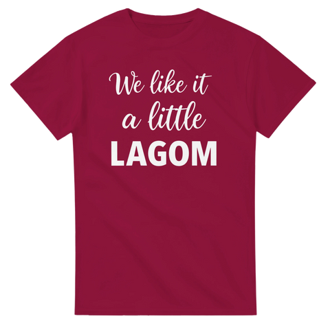 Klassisk röd t-shirt med vitt tryck och budskap om den svenska gyllene medelvägen