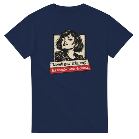 Marinblå t-shirt med kvinnoporträtt och texten ”Livet gav mig rep. Jag hängde deras drömmar.”