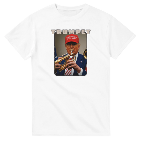 Humoristiskt tryck föreställande Donald Trump med en trumpet på en vit t-shirt