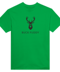 Stiliserat hjorthuvud med texten "BUCK FUDDY" på grön t-shirt, minimalistisk design.