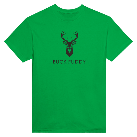 Stiliserat hjorthuvud med texten "BUCK FUDDY" på grön t-shirt, minimalistisk design.