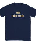 Tecknad husvagn och text "STÖDBENSÖL" i beige retrostil på marinblå t-shirt.