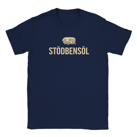 Tecknad husvagn och text "STÖDBENSÖL" i beige retrostil på marinblå t-shirt.
