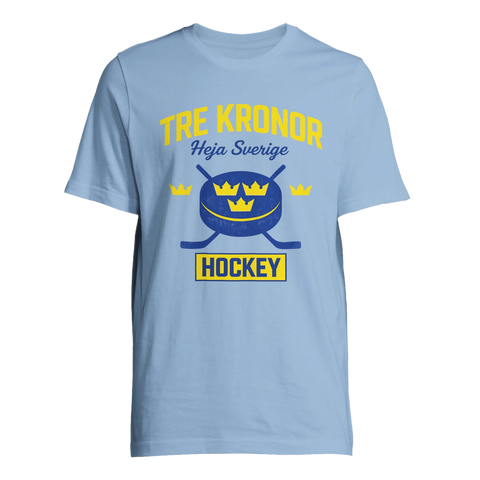 Ljusblå t-shirt med Tre Kronor hockey-illustration och svensk text