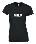 Svart t-shirt med vit och konturerad Milf-text