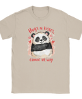 Lekfull illustration av en kramande panda på sandfärgad t-shirt