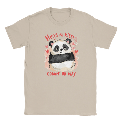 Lekfull illustration av en kramande panda på sandfärgad t-shirt