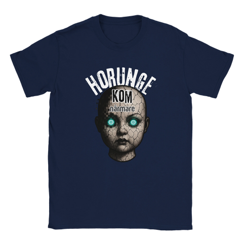 Mörkblå t-shirt med kusligt motiv av en trasig docka och text
