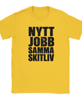 Svart text "Nytt jobb samma skitliv" på gul t-shirt.