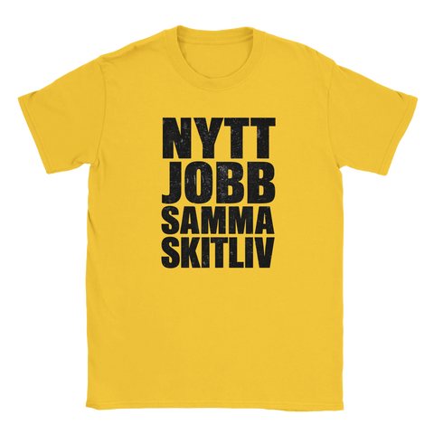 Svart text "Nytt jobb samma skitliv" på gul t-shirt.
