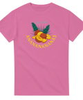 Retroinspirerad ananasdesign med grafiska detaljer på en ljusrosa t-shirt