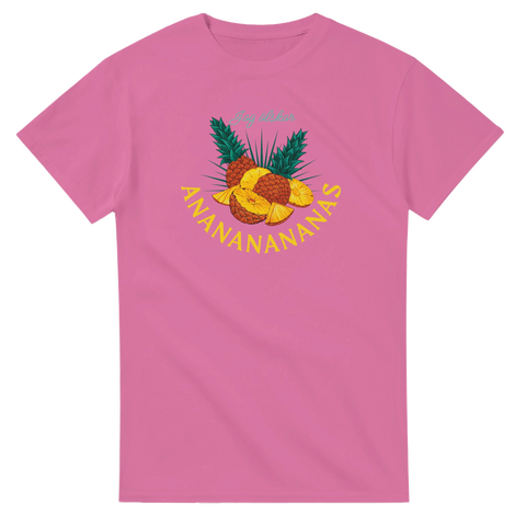 Retroinspirerad ananasdesign med grafiska detaljer på en ljusrosa t-shirt
