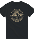Retro badge-motiv med tvättbjörn och texten Antifascist – grafisk t-shirt