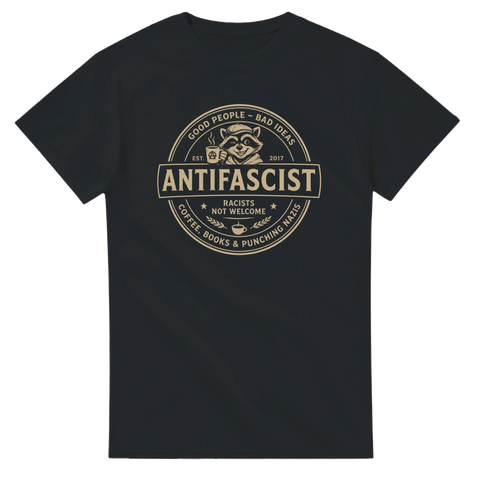 Retro badge-motiv med tvättbjörn och texten Antifascist – grafisk t-shirt