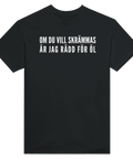T-shirt med tryck och texten ”Om du vill skrämmas är jag rädd för öl”.