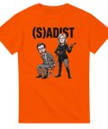 Skruvat motiv med Ulf Kristersson och Magdalena Andersson på orange t-shirt
