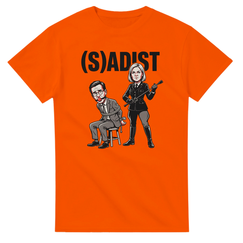 Skruvat motiv med Ulf Kristersson och Magdalena Andersson på orange t-shirt