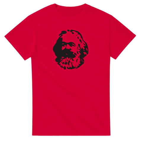 Svart grafiskt porträtt av Karl Marx på en röd t-shirt