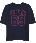 Mörkblå rymlig t-shirt med sportinspirerad Queen 69 textdesign